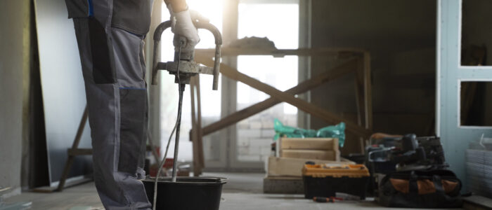 tiler-trabajando-en-la-renovacion-del-apartamento